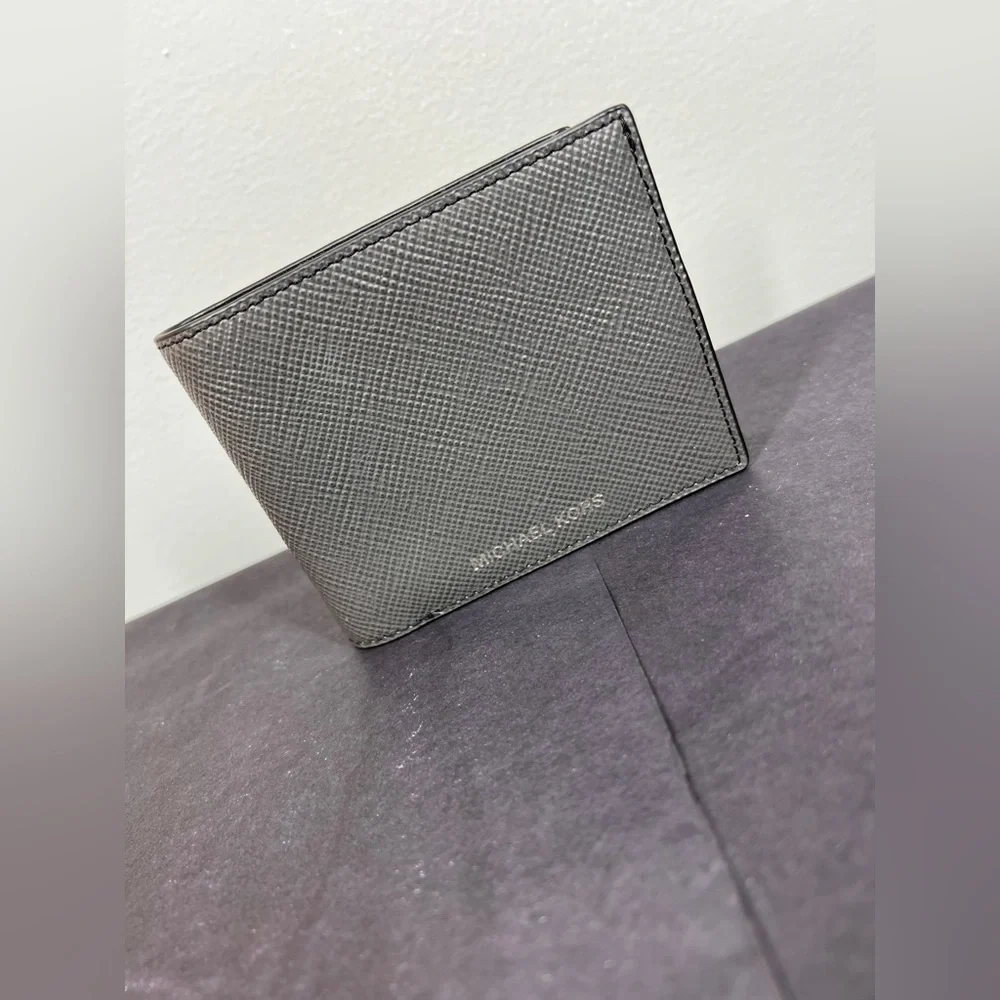 EUC Michael Kors Harrison Wallet - Picture 2 of 7
